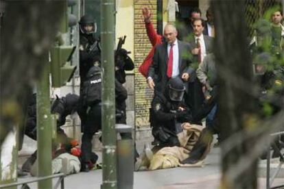 Agentes especializados reducen a los dos atracadores, en presencia del jefe superior de policía, Enrique Barón (en el centro, con corbata).