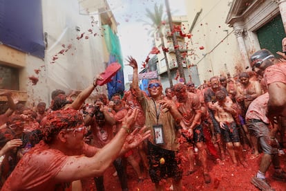 Participantes de la Tomatina durante la celebración en Buñol (Valencia), este miércoles.