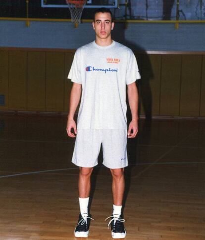 El jugador publicó el pasado 19 de agosto en su red social esta imagen de sus inicios. "Me acota mi apuntadora (?) que hace justo 20 años, un flaquito alto de nariz prominente salía desde Bahía Blanca con sus padres rumbo a Reggio Calabria. Dicen que el pibito estaba lleno de ilusiones y muy entusiasmado por empezar su carrera europea. ✋".