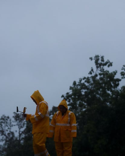 Geógrafos toman medidas mientras el huracán 'Beryl' toca tierra en uno de los principales destinos turísticos de México al amanecer del viernes. 