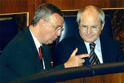 El ministro de Trabajo y Asuntos Sociales, Jesús Caldera, junto al ministro de Industria, José Montilla.