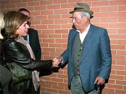 Ana Botella saluda a un vecino en el distrito de Vicálvaro.