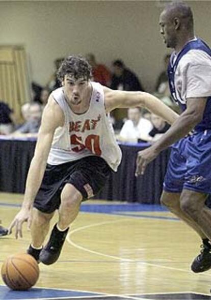 El español Albert Miralles, con el número 50, ante Art Long, de los Wizards.