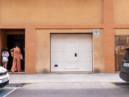 La puerta del garaje de Castellón donde se produjo el homicidio de una mujer de 76 años en enero de 2022.