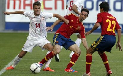 Juanfran con el centrocampista de Serbia Adem Ljajic.