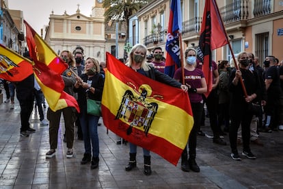 Un momento de la marcha convocada por el partido de extrema derecha España 2000 en el barrio de Benimaclet de Valencia.