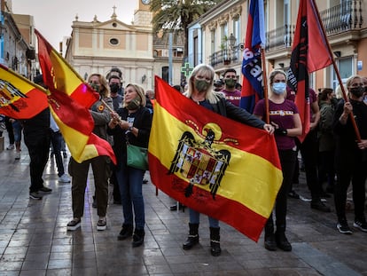 Un momento de la marcha convocada por el partido de extrema derecha España 2000 en el barrio de Benimaclet de Valencia.