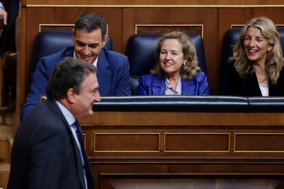 El portavoz del PNV en el Congreso, Aitor Esteban, pasa delante del candidato a la investidura, Pedro Sánchez, y las vicepresidentas del Gobierno en funciones Nadia Calviño y Yolanda Díaz. 