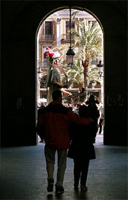 Un gigante, al fondo, en la plaza Real, ayer antes del pasacalles.