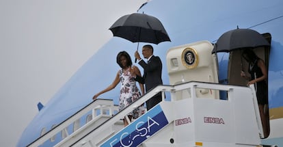 El presidente Obama y su mujer, tras aterrizar en La Habana.