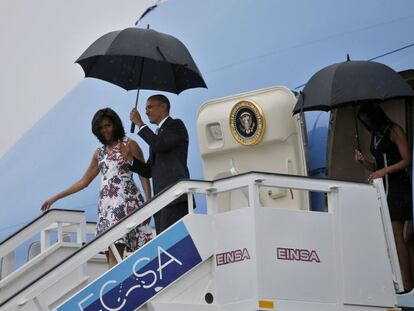 El presidente Obama y su mujer, tras aterrizar en La Habana.