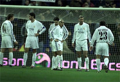 Los jugadores del Madrid, desconcertados después de la jugada de la expulsión de Casillas, que llegó tras un error de Munitis.