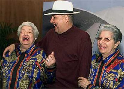 Las Hermanas Márquez (a la izquierda, Nersa, y a la derecha, Trinidad), con Paquito d'Rivera, en Santa Cruz de Tenerife.