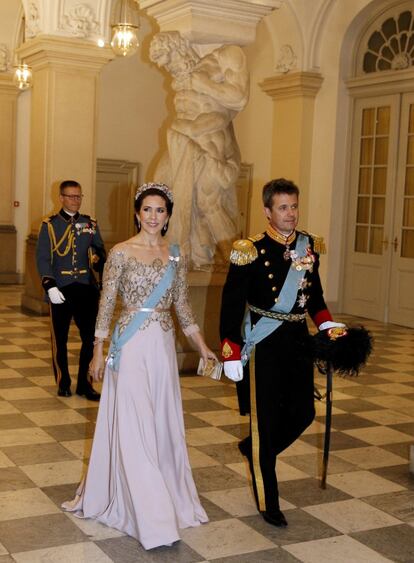 El príncipe Federico de Dinamarca y su esposa la princesa Mary. Los herederos al trono danés fueron de los primeros en llegar a la cena de celebración. En un discurso pronunciado al inicio de la cena, el príncipe Federico destacó que su madre representa el pasado, el presente y el futuro, evolucionando con el tiempo sin permanecer atado a él.