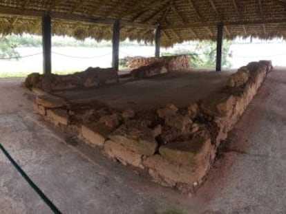 El muro norte del edificio en La Isabela ha desaparecido. El resto de la estructura está cubierto por un chamizo