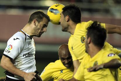 Soldado remata de cabeza ante el intento de despeje de Bruno.