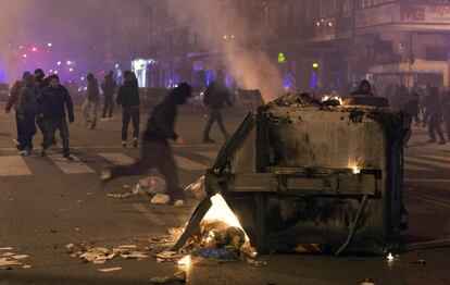 Madrugada del domingo 12 de enero de 2014. Varios manifestantes corren junto a un contenedor en llamas durante la segunda noche de incidentes en el barrio del Gamonal, en Burgos.