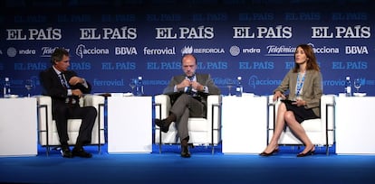 Alicia González, corresponsal de economía internacional de EL PAÍS, modera el debate "Innovación y sostenibilidad para el desarrollo internacional de las empresas" con José Manuel Entrecanales, presidente de Acciona y Javier Monzón (c), presidente de Indra.