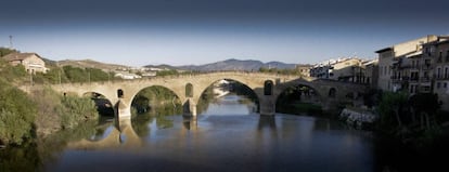 El puente la Reina es una de las obras de ingeniería civil románica más interesantes de España.