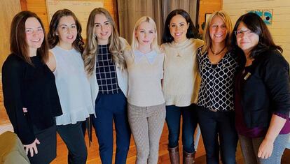 Meghan Markle, con otras mujeres miembros de la organización Justice For Girls en Vancouver, Canadá.