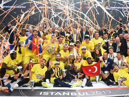 Los jugadores del Fenerbah&ccedil;e celebran el t&iacute;tulo