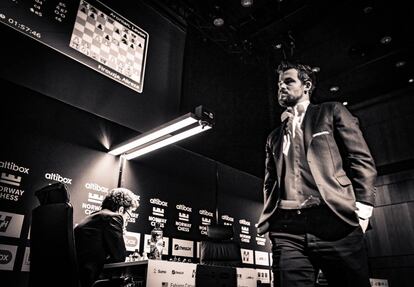 Magnus Carlsen pasea por el escenario del último torneo que ganó, el Norway Chess, en Stavanger (Noruega), el pasado octubre