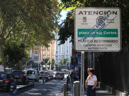 Cartel en el centro que anuncia el área de tráfico restringido Madrid Central.