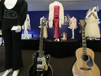 De izquierda a derecha el traje de James Brown, una guitarra firmada por la banda U2, el vestido rojo que utiliz&oacute; Madonna en el v&iacute;deo de &quot;Material Girl&quot; y una de las guitarras de Elvis Presley.