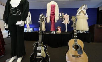 De izquierda a derecha el traje de James Brown, una guitarra firmada por la banda U2, el vestido rojo que utiliz&oacute; Madonna en el v&iacute;deo de &quot;Material Girl&quot; y una de las guitarras de Elvis Presley.