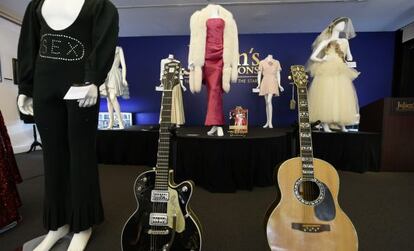 De izquierda a derecha el traje de James Brown, una guitarra firmada por la banda U2, el vestido rojo que utilizó Madonna en el vídeo de "Material Girl" y una de las guitarras de Elvis Presley.
