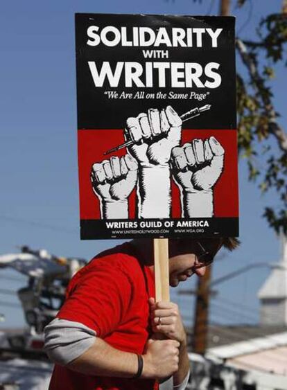 Un guionista, durante una reciente protesta en Burbank (California).