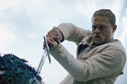 Charlie Hunnam ha sido el último en dar vida al rey Arturo en la película 'Rey Arturo: La leyenda de Excalibur' (2017).