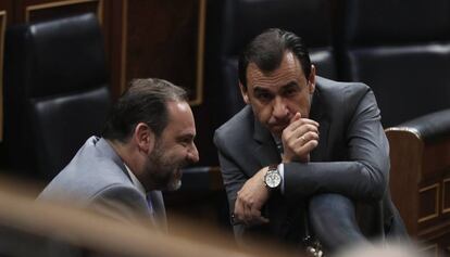 José Luis Ábalos y Fernando Martínez-Maillo en el Congreso de los Diputados.