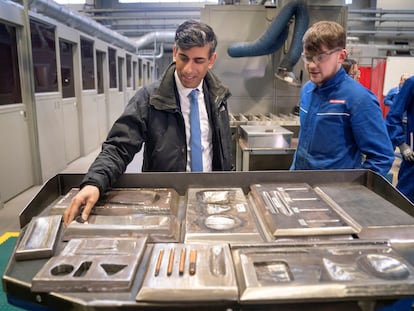 Rishi Sunak visita la fábrica de BAE Systems, en localidad de Barrow-in-Furness, el 25 de marzo.