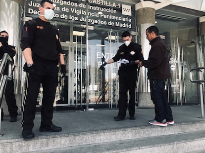 El acusado Hadifi intenta acceder a los juzgados de plaza de Castilla por una citación, este viernes.