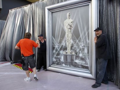 Con Billy Cristal como redivivo maestro de ceremonias, un inusitado blindaje de seguridad en las instalaciones y The Artist como favorita en todas las quinielas, la 84&ordf; edici&oacute;n de los Oscar ya est&aacute; a punto. En la imagen, varios operarios trabajan en los preparativos de la ceremonia en el exterior del Kodak Theatre de Los &Aacute;ngeles. 