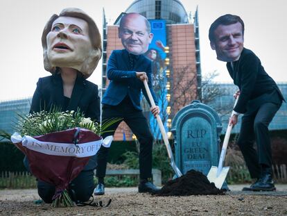 Tres personas disfrazados como la presidenta de la Comisión Europea, Ursula von der Leyen, el canciller alemán Olaf Scholz y el presidente francés Emmanuel Macron, en una manifestación en frente de la Comisión en Bruselas, a principios de febrero.