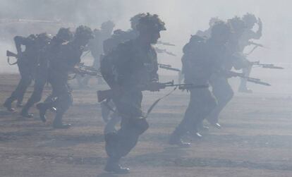 Soldados indios participan en unas maniobras militares, en el oeste del país en 2008.