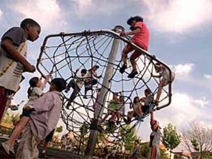 Niños ecuatorianos juegan en el parque de Ascao.