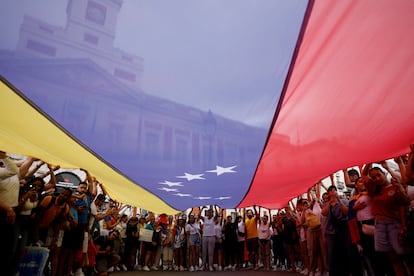 Asistentes a la manifestación de este lunes, convocada por la oposición venezolana.