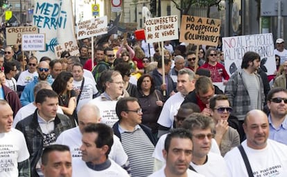 La manifestación contra las prospecciones petrolíferas recorre las calles de Castellón.