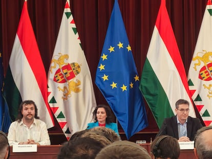 Máté Hegedus, portavoz de la organización 'Budapest Pride' (a la izquierda); Hadja Lahbib, eurocomisaria de Igualdad y Gergely Karácsony, alcalde de Budapest, durante una comparencia este viernes.