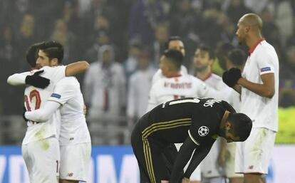 Los jugadores del Sevilla celebran la victoria ante el lamento de Gonalons. 