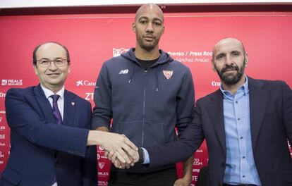 N&#039;Zonzi, junto al presidente Castro y Monchi, director deportivo.