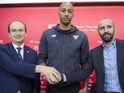 N&#039;Zonzi, junto al presidente Castro y Monchi, director deportivo.