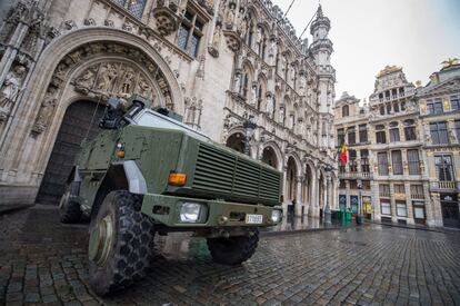 Un camión militar permanece estacionado este sábado en la Grand Place, en Bruselas.