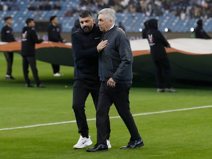 Carlo Ancelotti recibe el saludo de Gennaro Gattuso en la semifinal de la Supercopa de España.