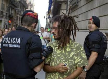 Una patrulla de los Mossos procede a la identificación de un hombre en el casco antiguo de Barcelona.