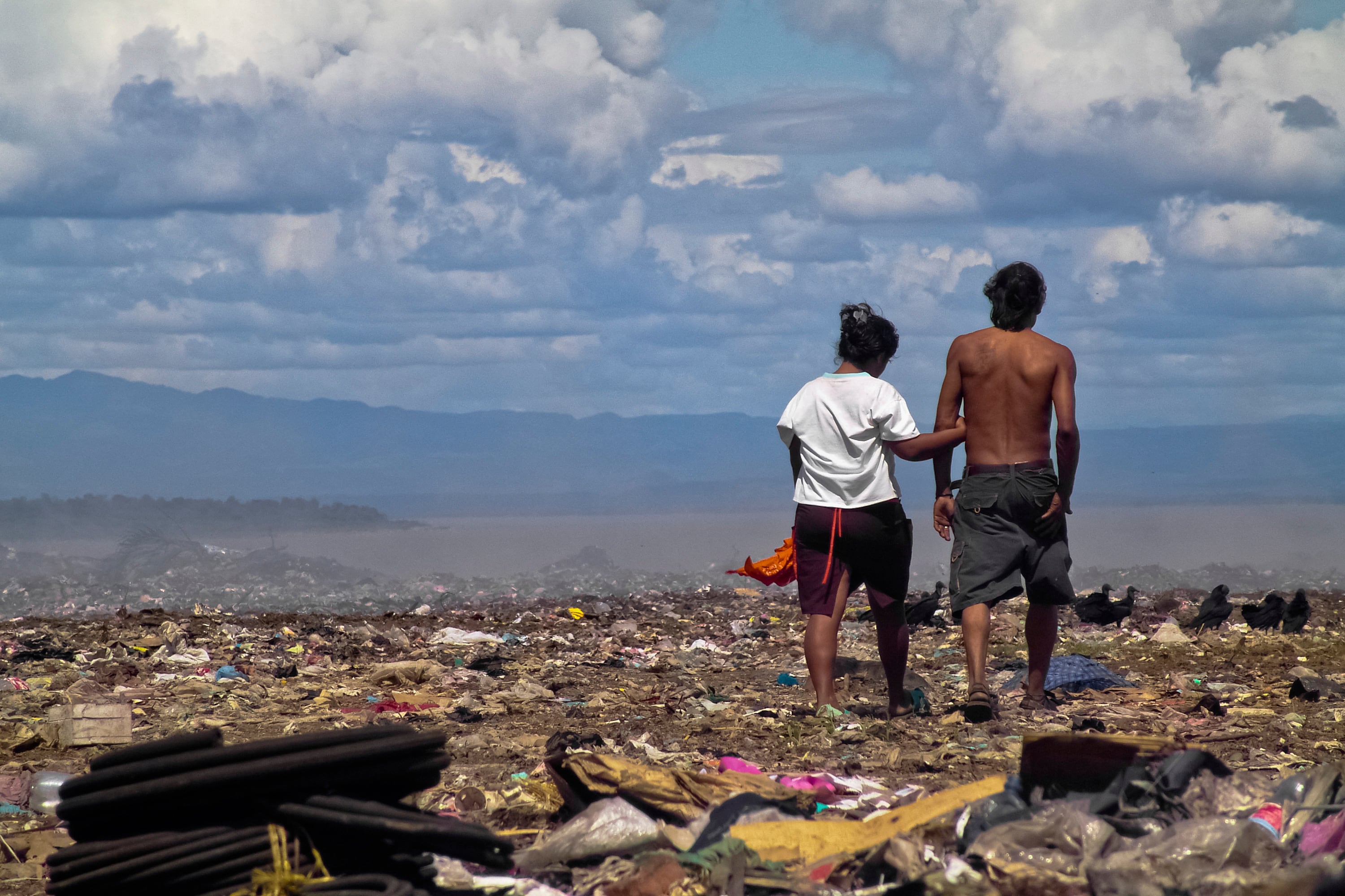 Dos recolectores en el basurero de La Chureca en Managua en una fotografía de archivo.