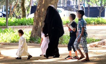 Una mujer vestida con burka en una calle de Lleida.